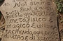IL GIARDINO DEI TAROCCHI. Sul cemento dei percorsi Niki de Saint Phalle ha inciso appunti di pensiero, memorie, numeri, citazioni, disegni, messaggi di speranza e di fede