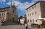 MASSA MARITTIMA. La cattedrale di San Cerbone è disposta in posizione asimmetrica rispetto a Piazza Garibaldi - sulla destra il Palazzo del Podestà