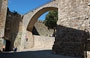 MASSA MARITTIMA. L'Arco Senese, un ponte viadotto ad una campata di 21,79 metri di corda, collega i bastioni difensivi dell'antica cinta muraria alla Torre del Candeliere
