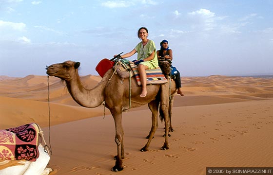 ERG CHEBBI - Escursione a dorso di cammello alle dune con pernottamento - Io a dorso del cammello con tunica marocchina
