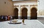MEKNES. Elementi caratteristici dell'architettura islamica marocchina: gli archi a forma di ferro di cavallo, la fontana al centro del cortile, le ricche decorazioni di maiolica.