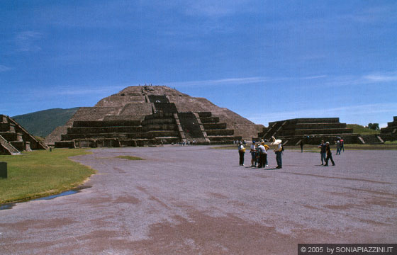 TEOTIHUACAN - Piramide del Sol - la facciata fu orientata verso il punto dell'orizzonte in cui tramontava il sole