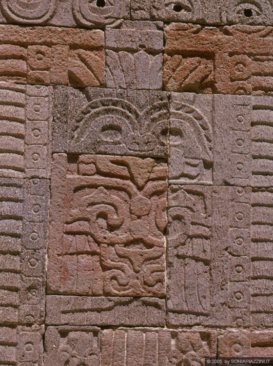 TEOTIHUACAN - Cortile centrale del Palazzo di Quetzalpapalotl - bassorilievi