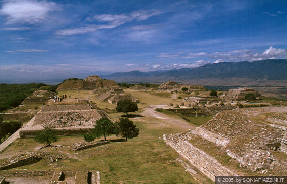 MONTE ALBAN - Vista generale di uno dei più importanti complessi architettonici della Mesoamerica