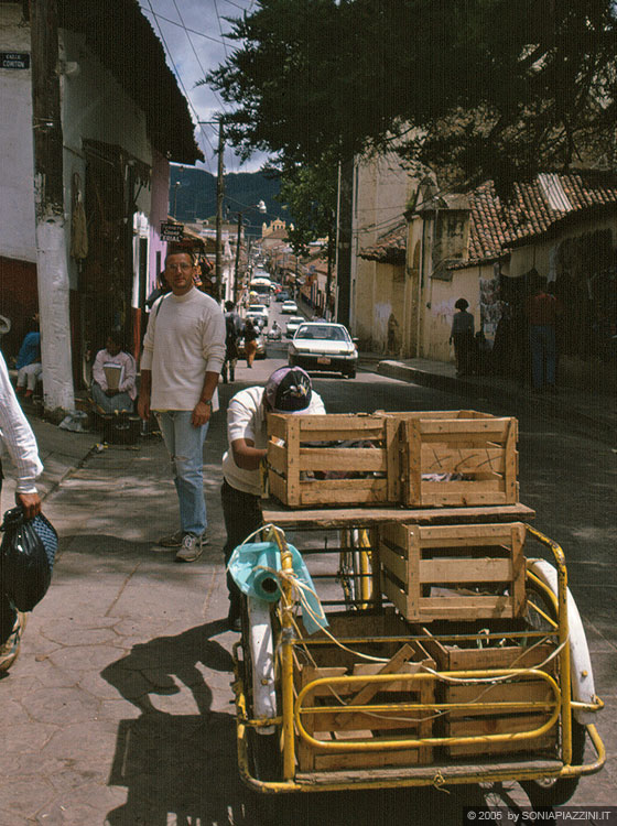 SAN CRISTOBAL DE LAS CASAS  - Per le strade il fermento di una vita commerciale ancora artigianale e pittoresca