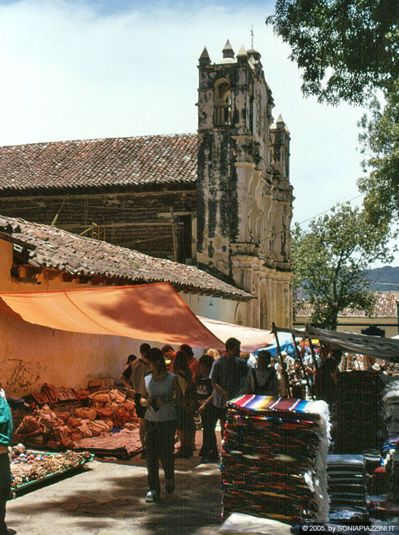 SAN CRISTOBAL DE LAS CASAS  - Prodotti artigianali all'ingresso delle chiese