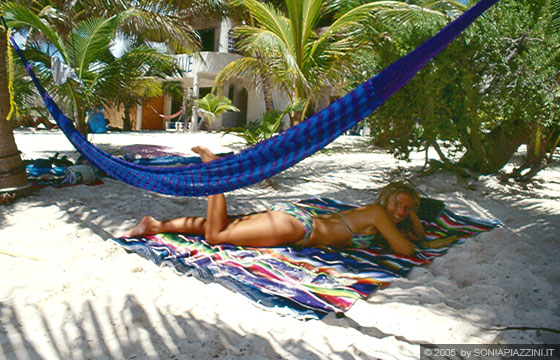 PLAYA DEL CARMEN - Io in posa proprio sotto la nuova amaca appesa a due palme in questa bella spiaggia caraibica