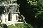 PALENQUE. Le rovine del tempio de la Cruz Foliada si stagliano sulla lussureggiante vegetazione