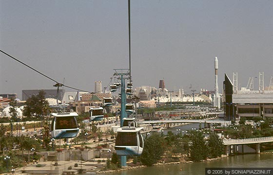 SIVIGLIA - EXPO'92 - Lo scorrere ininterrotto di decine di telecabine e dei vagoni del treno monorotaia sopraelevato