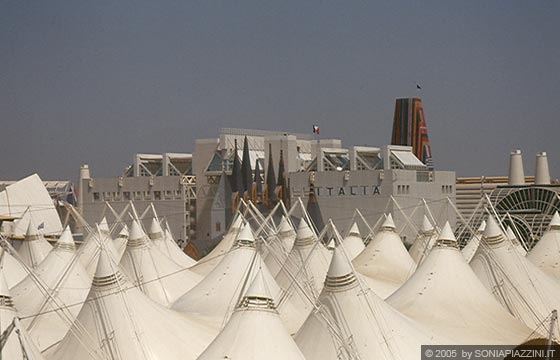 SIVIGLIA - EXPO'92 - Sullo sfondo il Padiglione Italia e in primo piano le tensostrutture del Padiglione di Israele