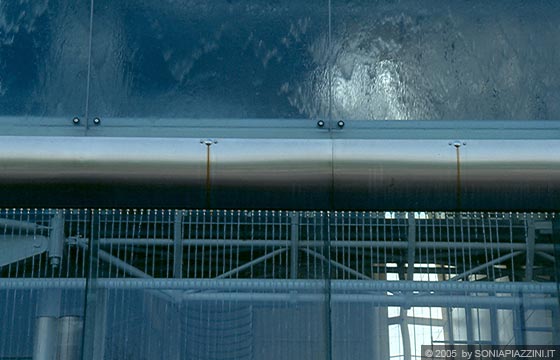 SIVIGLIA - EXPO'92 - Padiglione della Gran Bretagna - particolare della gronda di acciaio inossidabile per la raccolta dell'acqua sulla parete ad est