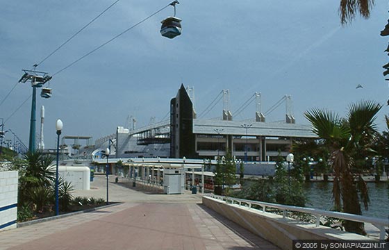 SIVIGLIA - EXPO'92 - Passeggiando sul Viale delle Scoperte ai lati del Canale delle Scoperte - è visibile il retro dell'Auditorium