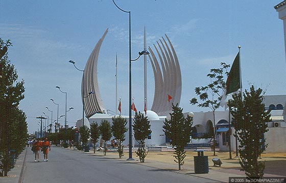 SIVIGLIA - EXPO'92 - Ciascun padiglione è progettato per evocare l'immagine del proprio paese: il contenitori è già esso stesso 