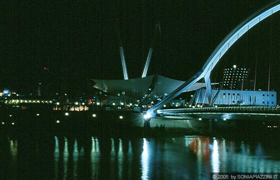 SIVIGLIA - EXPO-Night: particolare del Ponte della Barqueta-Mapfre e sullo sfondo l'Expo