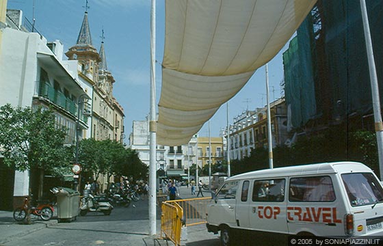 SIVIGLIA - Centro storico - ancora tendaggi a protezione del sole