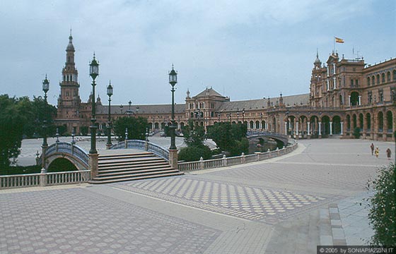 SIVIGLIA - Plaza de Espana - I graziosi ponti rivestiti in ceramica