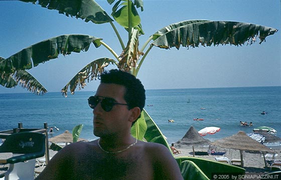 COSTA DEL SOL - Finalmente mare! Relax in una delle tante spiagge della Costa del Sol - Francesco all'ombra del banano