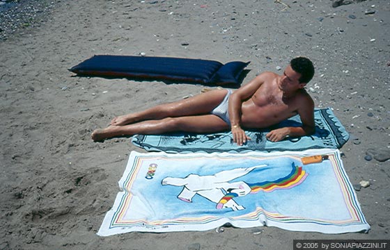 COSTA DEL SOL - Francesco in relax sotto il sole andaluso - accanto il portafortuna, il telo acquistato a Siviglia con la mascotte dell'Expo'92, il Curro
