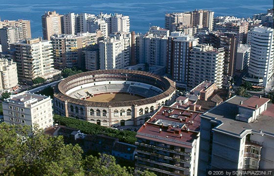COSTA DEL SOL - Malaga - Dalla Fortezza del Gibralfaro panorama sulla Plaza de Toros e sull'arena di forma circolare