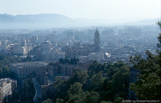 COSTA DEL SOL - Malaga - Dalla Fortezza del Gibralfaro panorama sulla città, in primo piano la Cattedrale