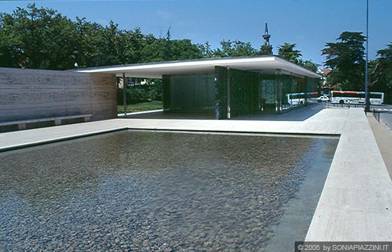 BARCELLONA - Padiglione di Mies Van der Rohe - la composizione architettonica moderna