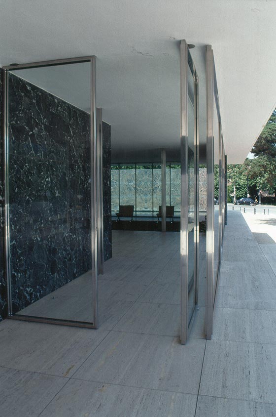 BARCELLONA - Padiglione di Mies Van der Rohe - continuità spaziale e visiva fra l'interno e l'esterno dell'edificio