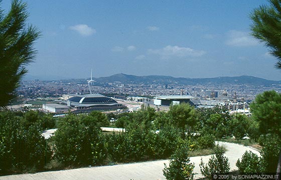 BARCELLONA - Vista generale del Montjuic - Si distinguono: Palazzo dello Sport Sant Jordi, Torre telefonica e Stadio Olimpico del Montjuic 