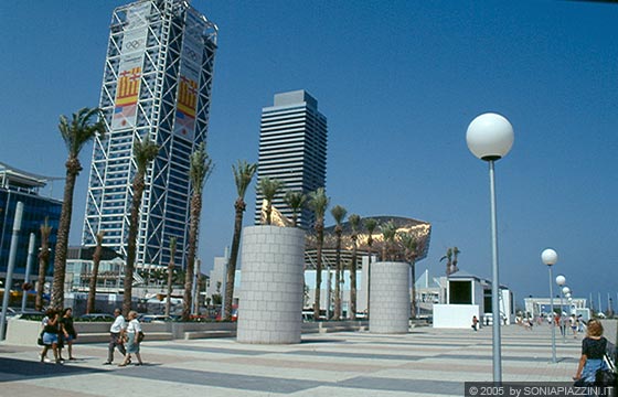 BARCELLONA - Porto Olimpico - Le due torri del villaggio Olimpico e il Centro Convegni con la scultura di Frank Ghery