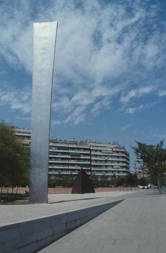 BARCELLONA - Piazza General Moragues nei pressi del Ponte di connessione viaria FELIPE II - le sculture di Ellsworth