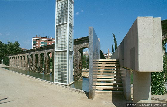 BARCELLONA - Parco del Clot - particolare della scala di accesso al percorso sopraelevato che attraversa la piazza-giardino 