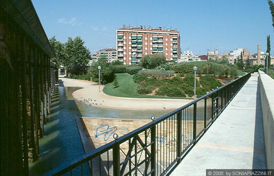 BARCELLONA - Parco del Clot - vista sul parco verso la collina artificiale dal percorso sopraelevato