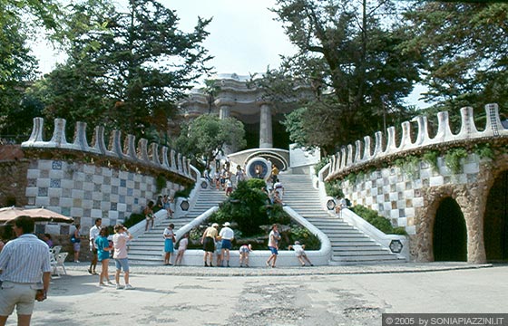 BARCELLONA - Parc Güell - accesso principale con scalinata