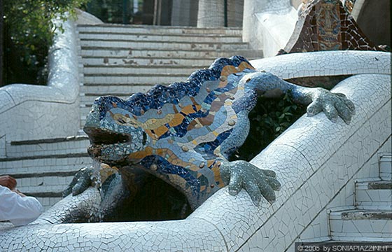 BARCELLONA - Parc Güell - particolare della scultura sulla scalinata di accesso principale 