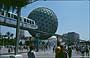 SIVIGLIA. EXPO'92 - il treno monorataia sopraelevato che percorre ad anello l'Expo, in corrispondenza dell'accesso al Viale delle Palme con in primo piano la sfera bioclimatica