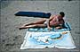 COSTA DEL SOL. Francesco in relax sotto il sole andaluso - accanto il portafortuna, il telo acquistato a Siviglia con la mascotte dell'Expo'92, il Curro