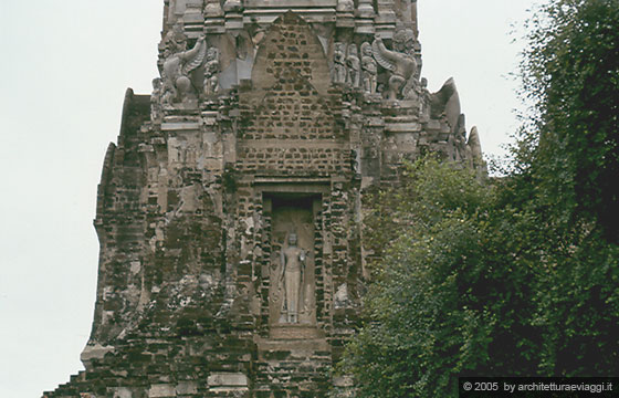 AIUTHAYA - Wat Ratchaburana -  nicchie con immagini del Buddha in piedi con una mano alzata