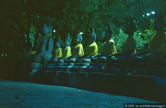AUYTHAYA - Wat Yai Chai Mongkhon - vista notturna delle file di Buddha al Prang centrale 