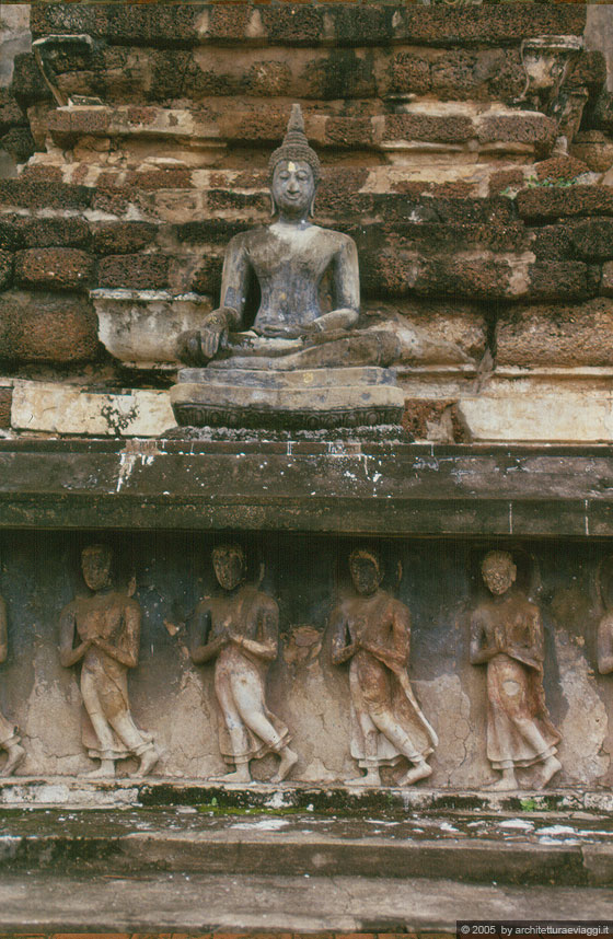 SUKHOTHAI - Wat Mahathat - Fregio di monaci in cammino