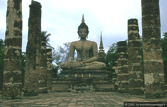 SUKHOTHAI - Wat Mahathat - Buddha seduto che tocca la terra