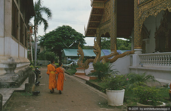 CHIANG MAI - Wat Phra Sing - monaci camminano nel wat