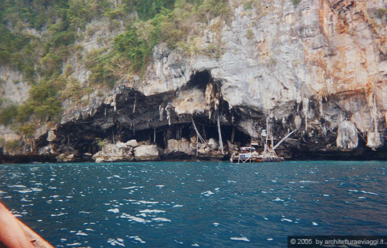 PHI PHI ISLAND - Una grotta vichinga visitata durante l'escursione in barca a Phi Phi Ley