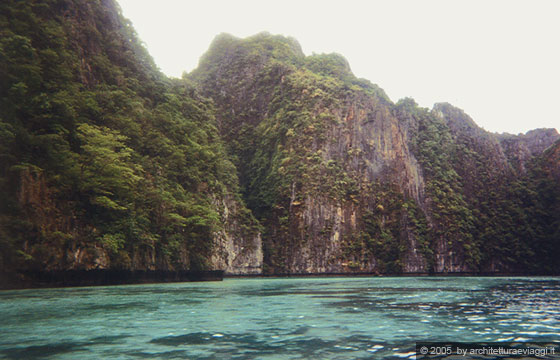 PHI PHI LEY - Le acque smeraldine e le caratteristiche rocce calcaree