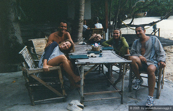 PHI PHI ISLAND - Io, Francesco, Paola e Tullio in una piacevole sosta in una sorta di locale in legno e paglia in una spiaggia di Phi Phi Don