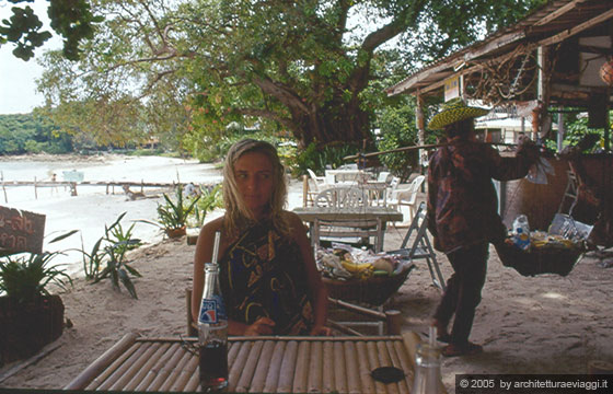 KO SAMET - Relax in una baracca su una spaiggia tra amache, tavoli di bambù e venditori.