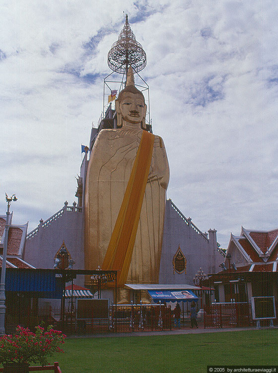 BANGKOK - Wat moderno con Buddha eretto sulla facciata