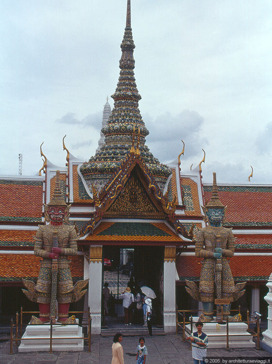 BANGKOK - Gran Palazzo e Wat Phra Kaeo - guerrieri proteggono gli accessi alle varie ale del palazzo
