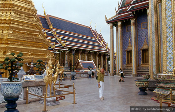 BANGKOK - Vista del Bot del Buddha di smeraldo dalla terrazza superiore del Wat Phra Kaeo