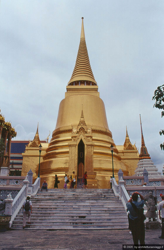 BANGKOK - Wat Phra Kaeo - Phra Si Rattana Chedi