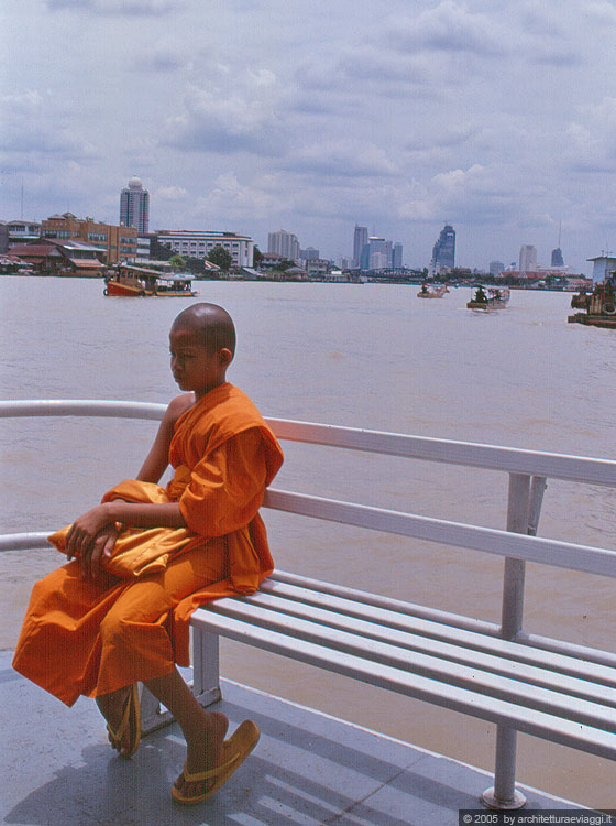 BANGKOK - Un giovane monaco buddhista sul battello per Wat Arun