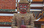 BANGKOK. Gran Palazzo e Wat Phra Kaeo - guerrieri proteggono gli accessi alle varie ale del palazzo
